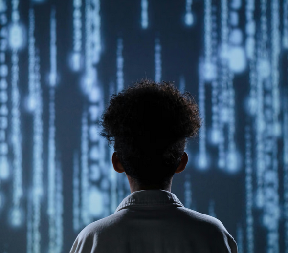 Data e IA - Persona analizando datos con pantallas de código