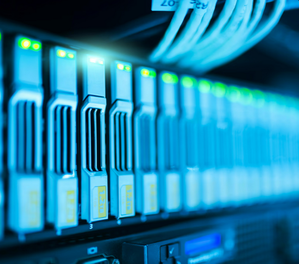 Desarrollo de sistemas - Centro de datos con servidores iluminados en azul